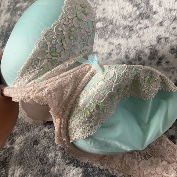 Victoria Secret strapless bra - Picture 2 of 2